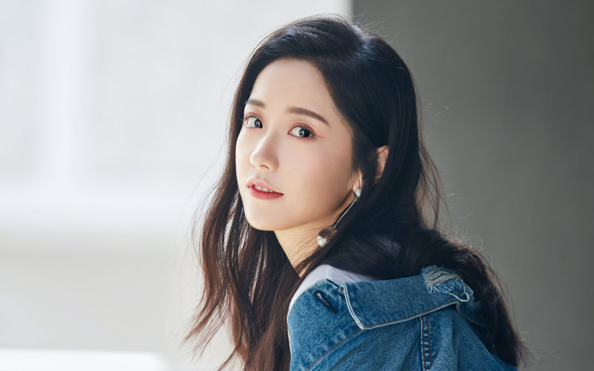 乌拉圭队前锋马丁内斯在巴黎奥运会上表现出色，马竞乌拉圭后卫戈丁