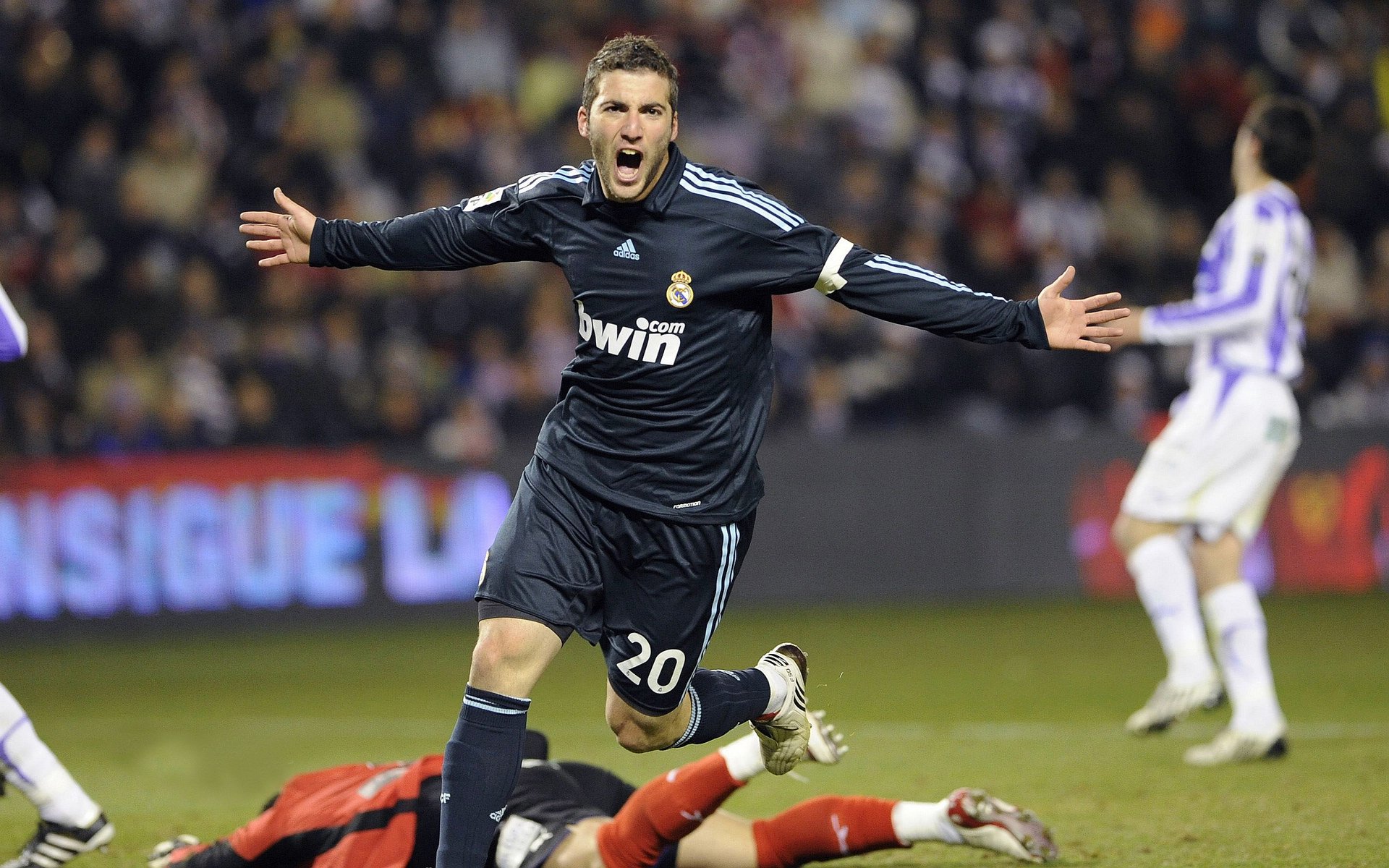 西班牙反曲弓选拔赛中，安德烈斯·特米尼奥和埃莉亚·卡纳莱斯表现出色